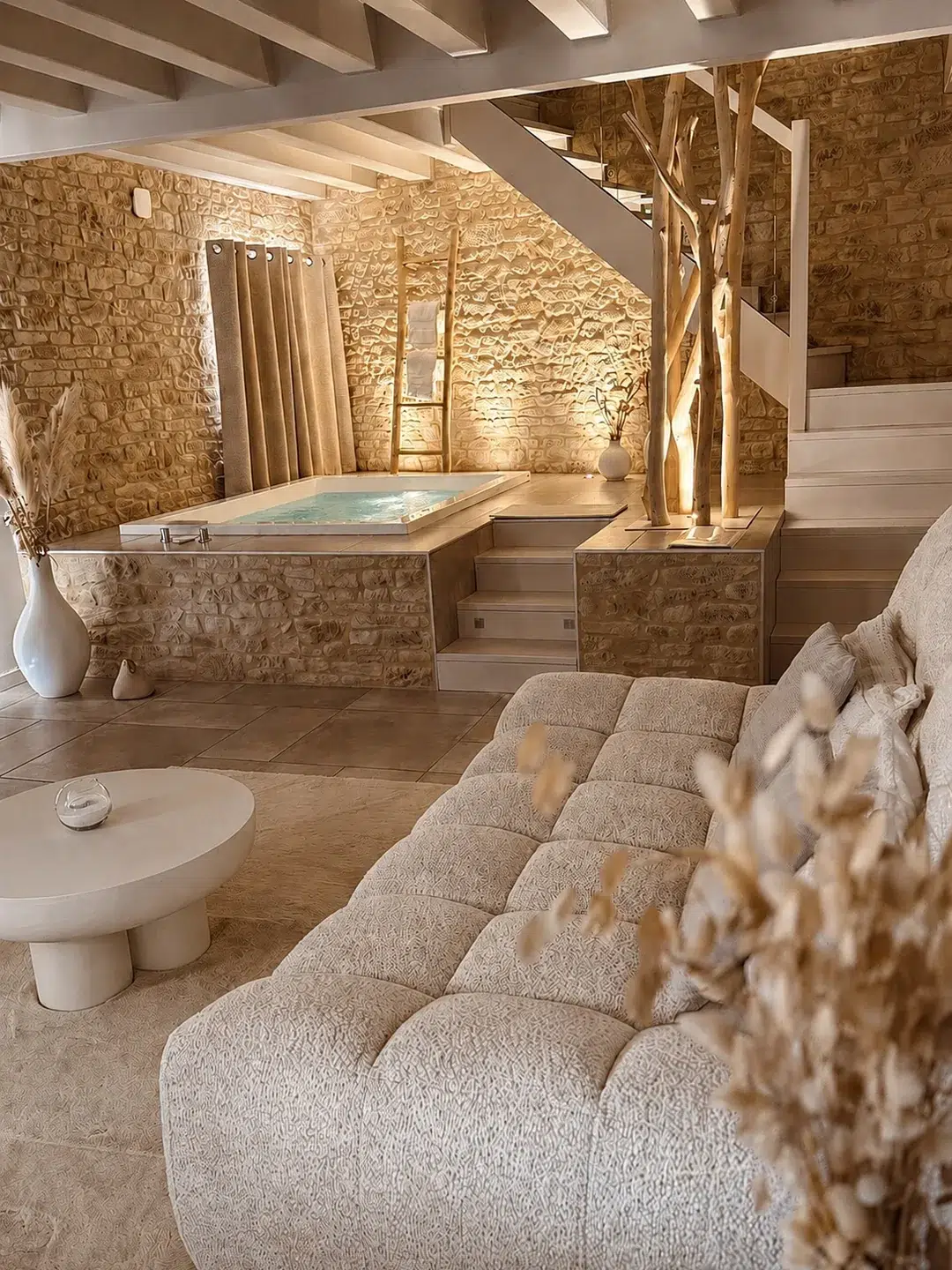 Suite La Romantique avec décoration florale et ambiance romantique