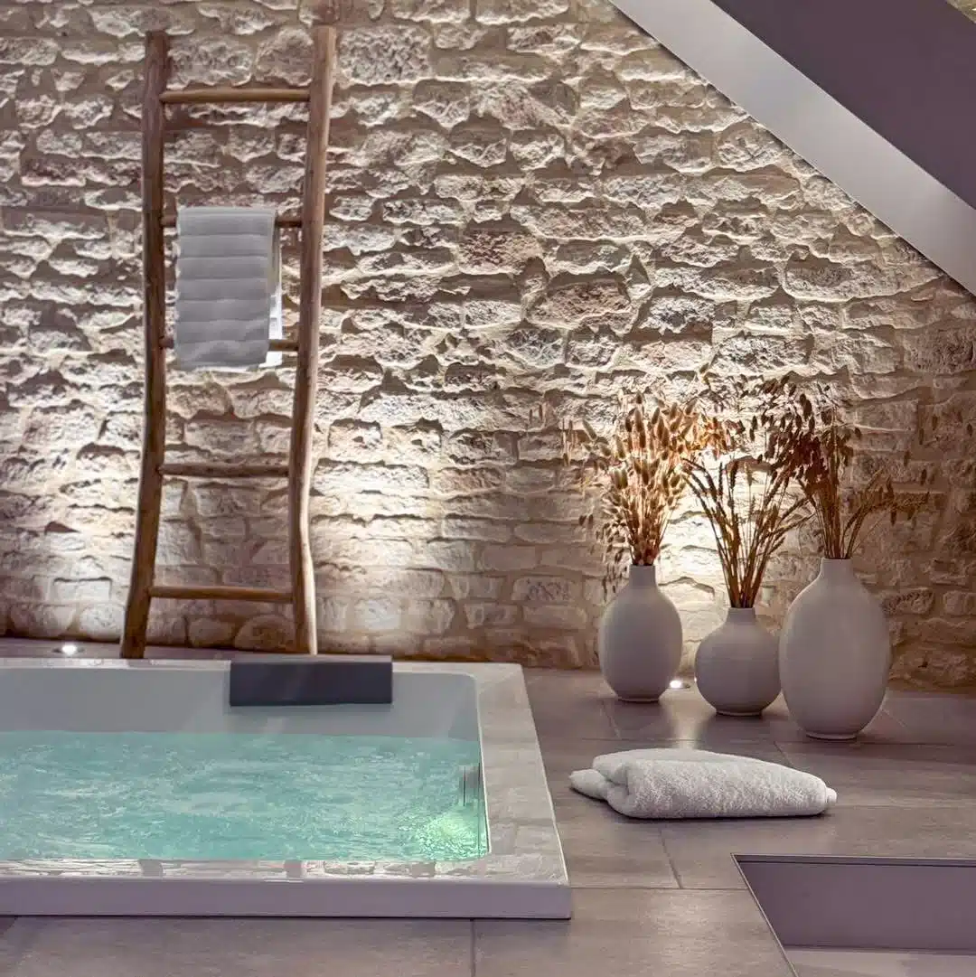 Décoration romantique préparée dans la suite La Romantique de La Clé des Granges