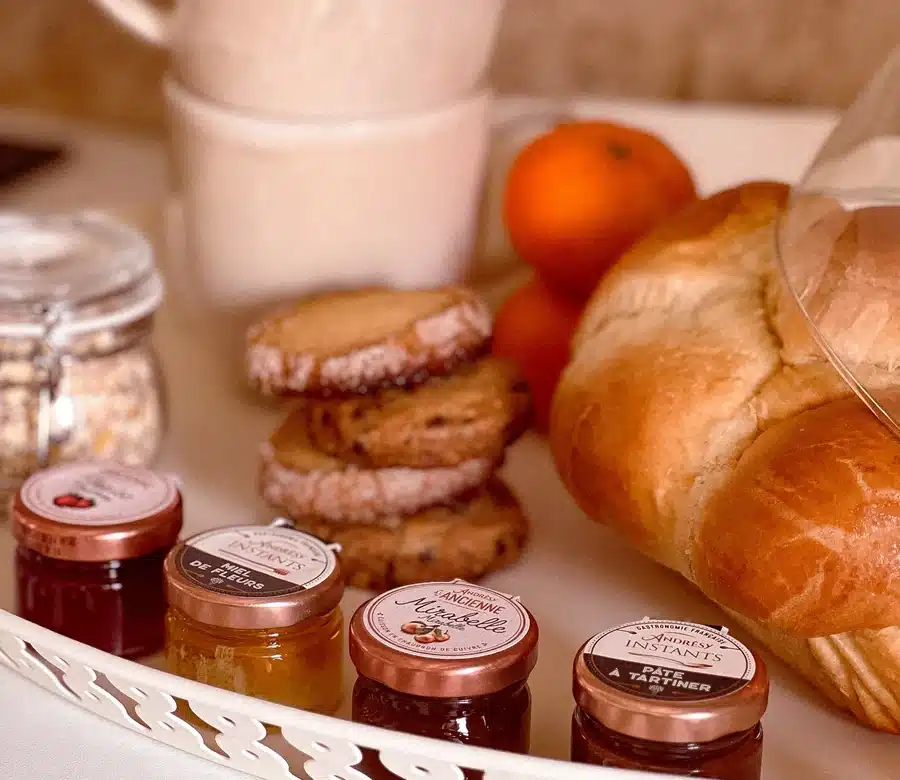 Petit-déjeuner inclus avec brioche, biscuits et confitures dans une suite de La Clé des Granges