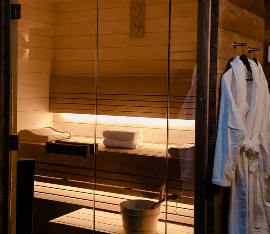 Sauna finlandais privatif avec peignoirs dans une suite de La Clé des Granges
