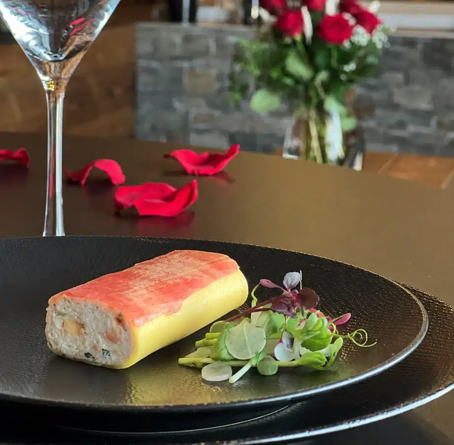 Fuseau de tourteau et mangue du Menu Délice pour deux à La Clé des Granges