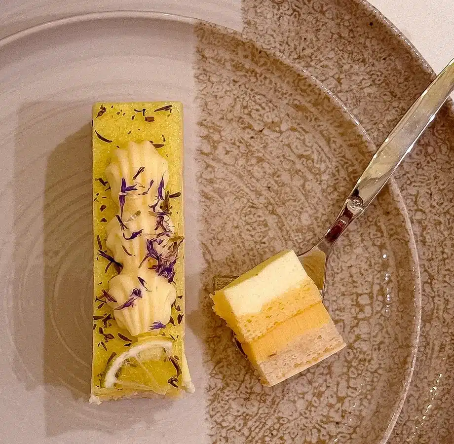 Dessert citron, agrumes et fleur de thym du Menu Fraîcheur pour deux à La Clé des Granges