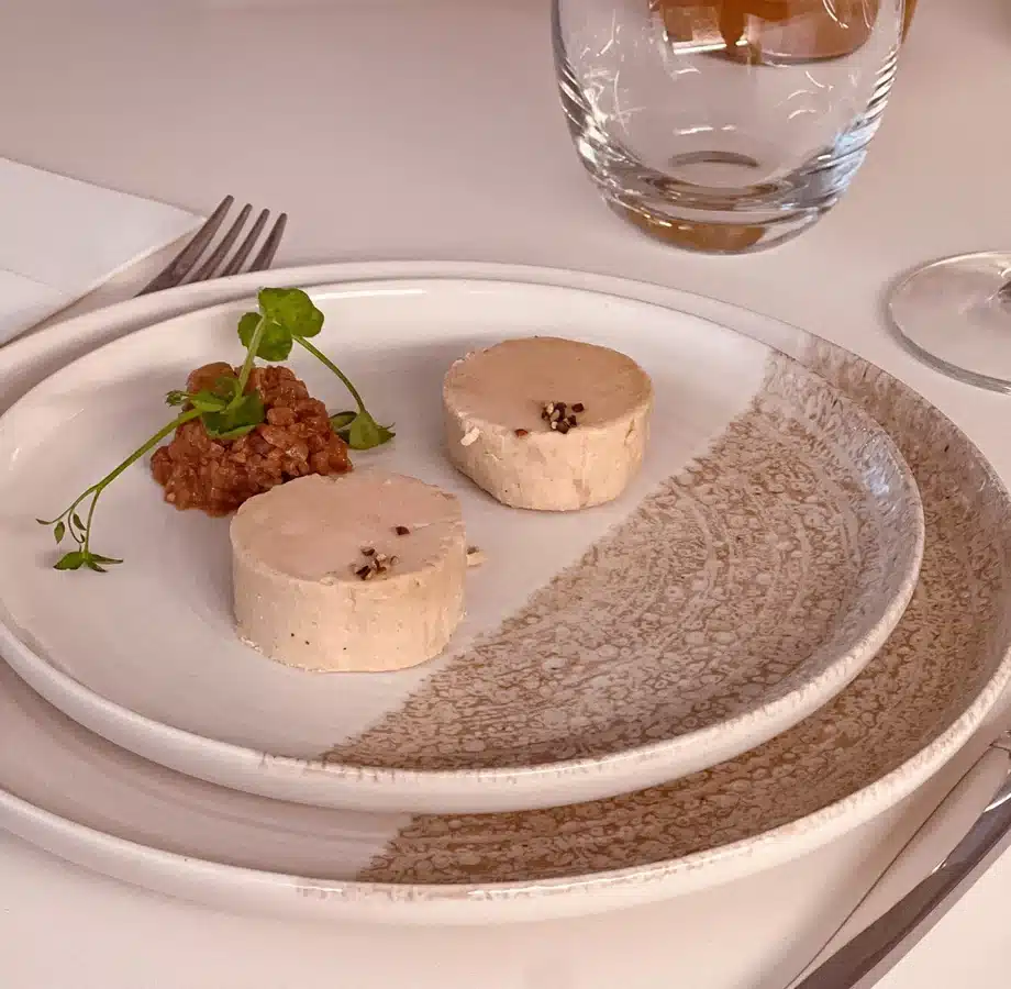Foie gras de canard servi dans le Menu Saveur pour deux à La Clé des Granges