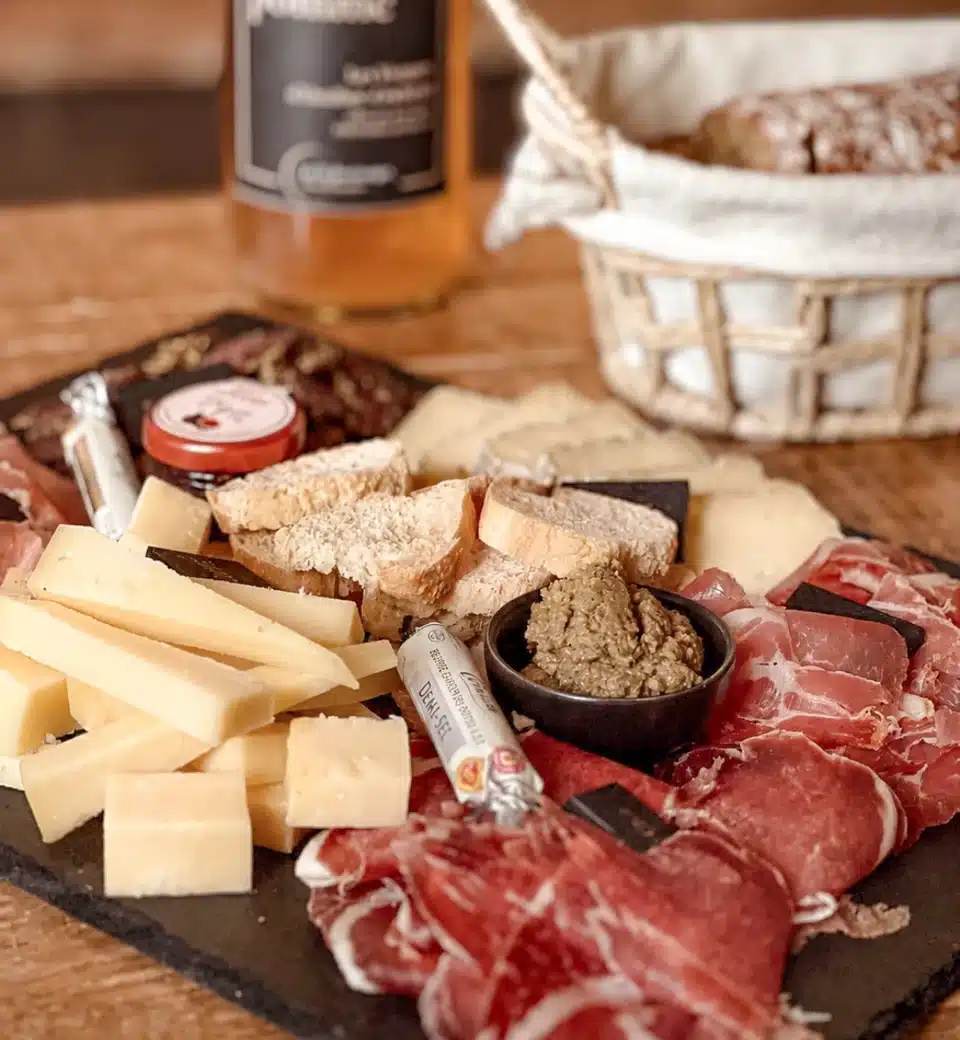 Planche gourmande à partager avec charcuteries et fromages, servie en suite à La Clé des Granges