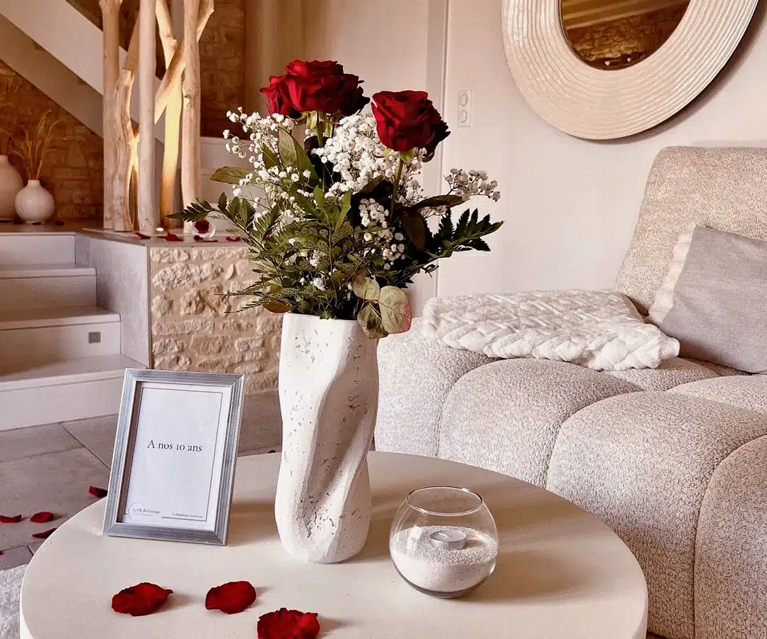 Romantic decoration with roses, petals and a framed message in La Romantique suite