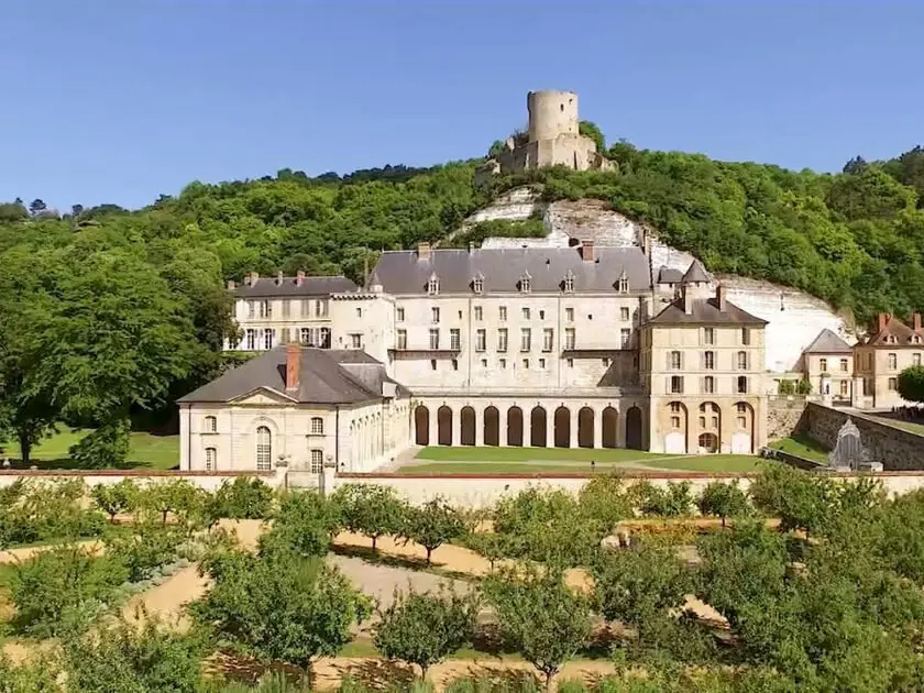 Château de La Roche-Guyon et son donjon dominant le potager