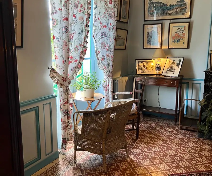 Intérieur de la maison de Claude Monet à Giverny avec rideaux fleuris et estampes japonaises