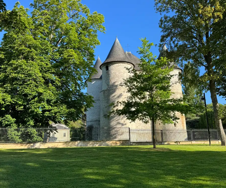Château des Tourelles de Vernon entouré de verdure près de Giverny