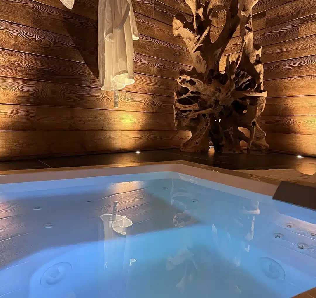 Balnéo Jacuzzi double privative dans l’atmosphère boisée de la suite La Chaleureuse
