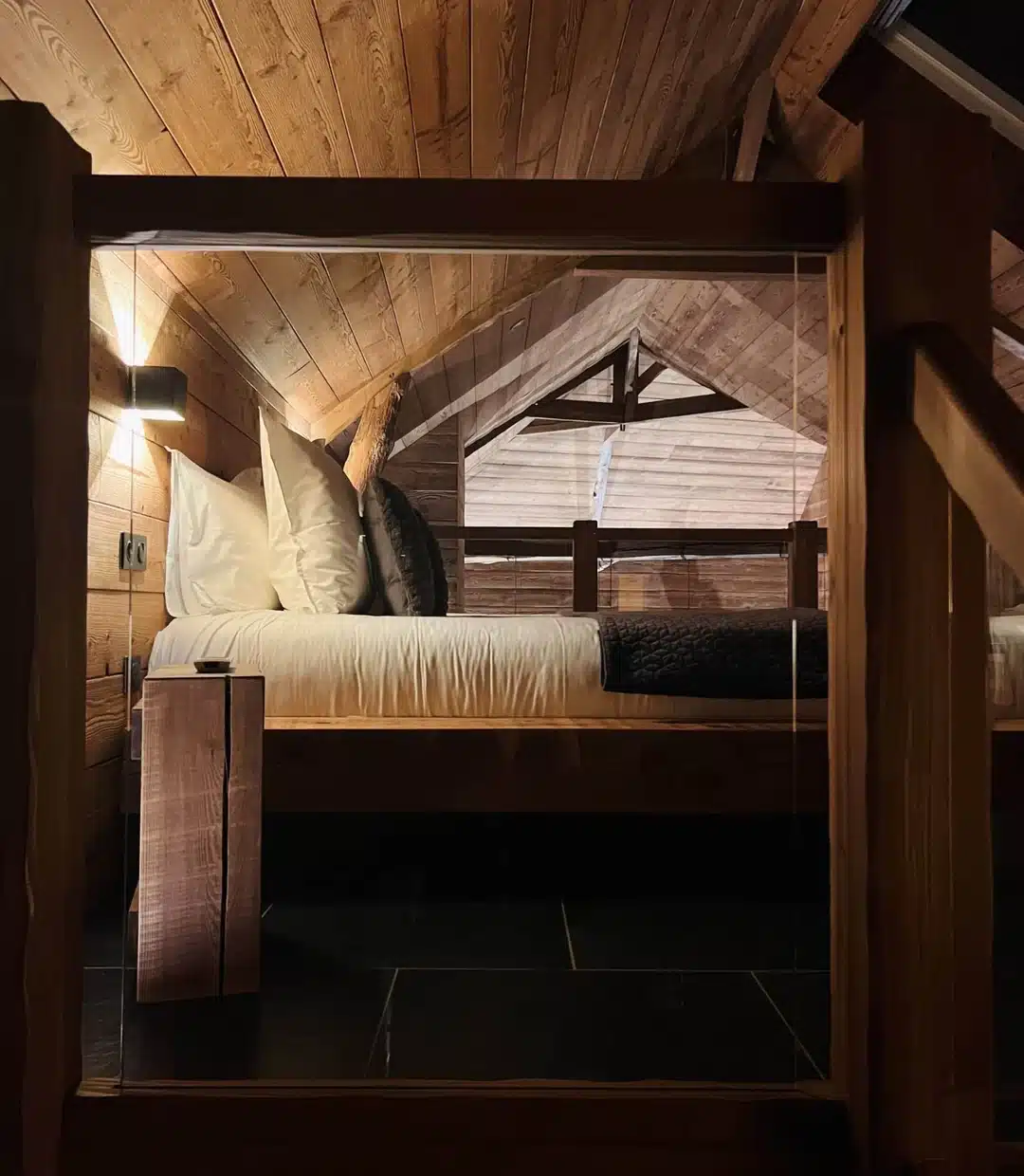 Chambre sous pente et lit King size de la suite La Chaleureuse