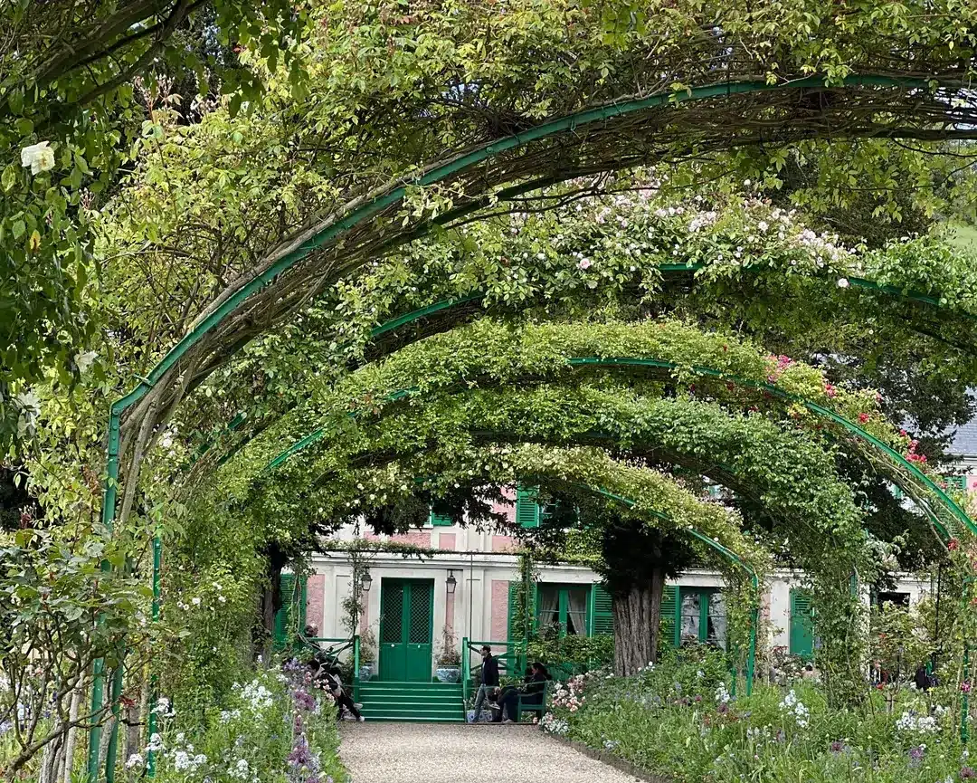 Allée fleurie des jardins de Claude Monet à Giverny, près de La Clé des Granges