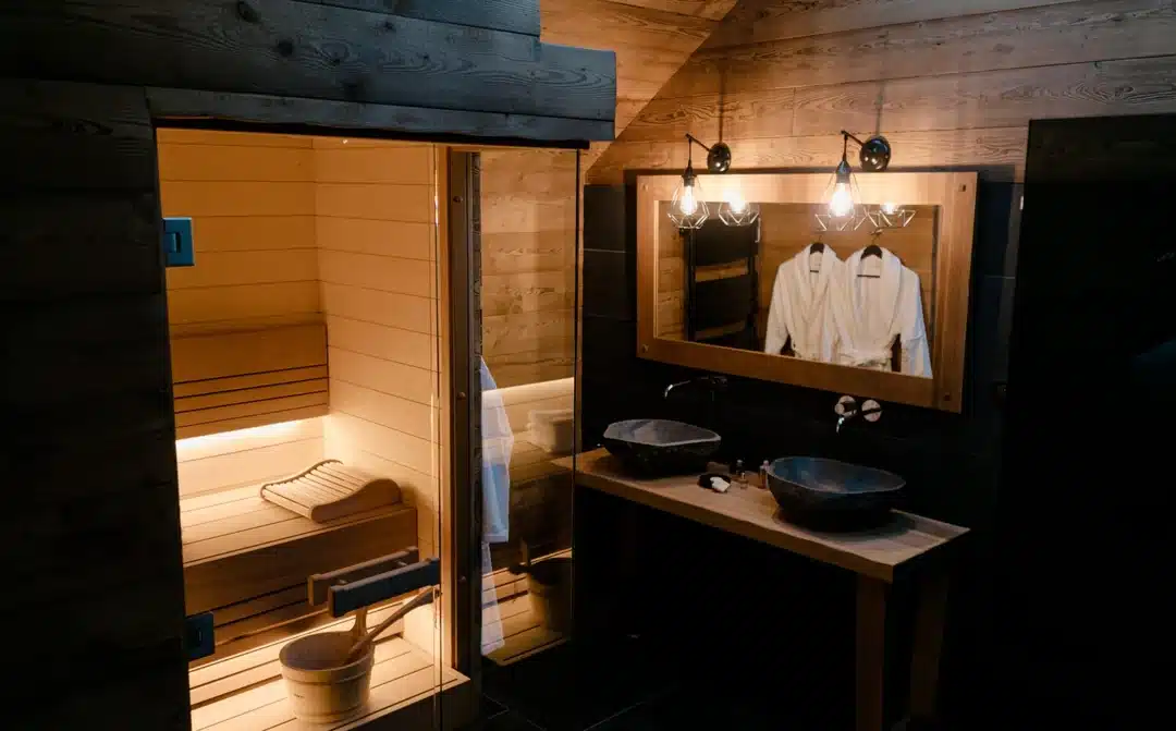Sauna finlandais privatif et espace salle de bain de la suite La Chaleureuse