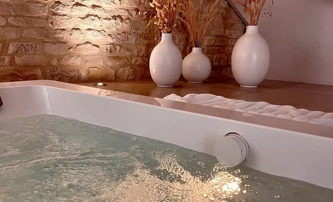 Balnéo Jacuzzi double en eau dans la suite La Romantique