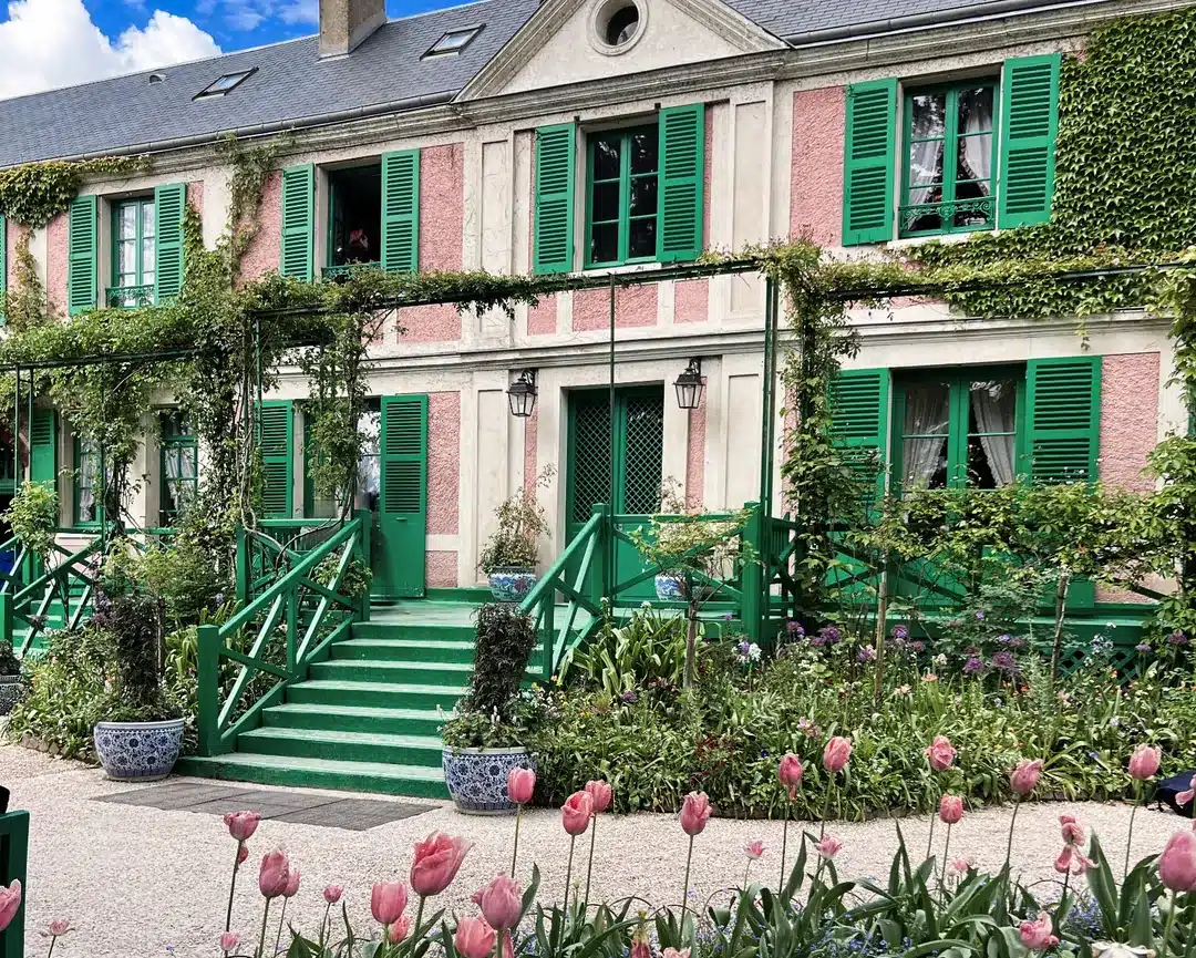 Maison de Claude Monet et jardin fleuri à Giverny, près de La Clé des Granges
