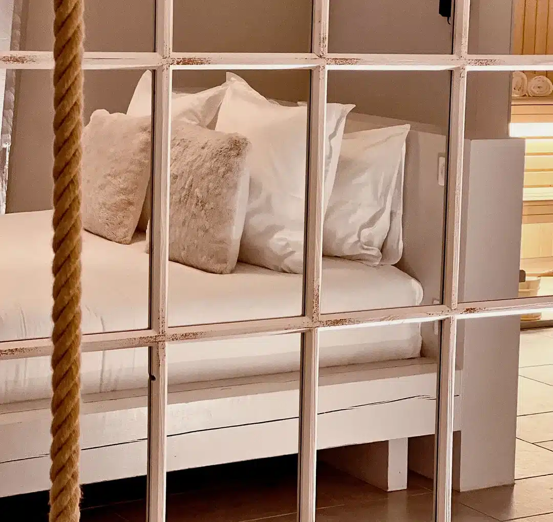 Chambre de la suite La Romantique aperçue derrière la verrière