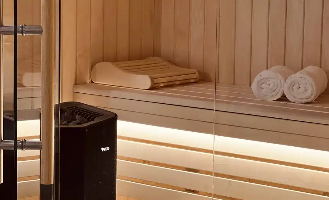 Sauna finlandais privatif de la suite La Romantique avec serviettes préparées