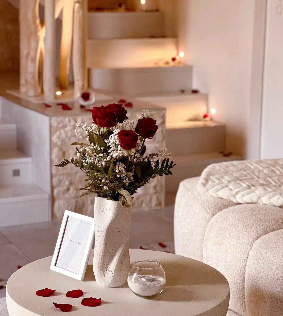 Bouquet de roses et décoration préparée pour une surprise dans La Romantique